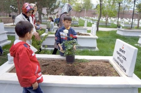 Korunmaya muhtaç çocuklar, şehit mezarları üzerine gül fidanı dikti, dua etti