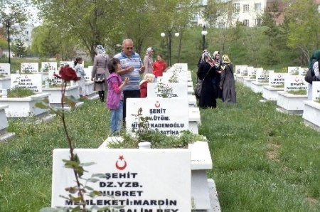 Korunmaya muhtaç çocuklar, şehit mezarları üzerine gül fidanı dikti, dua etti
