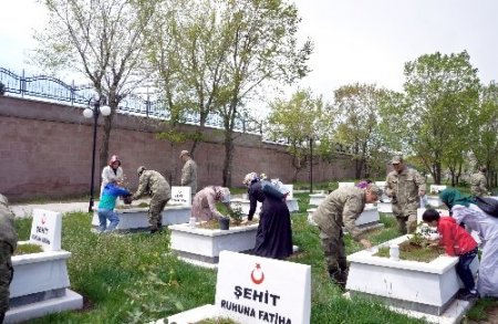 Korunmaya muhtaç çocuklar, şehit mezarları üzerine gül fidanı dikti, dua etti