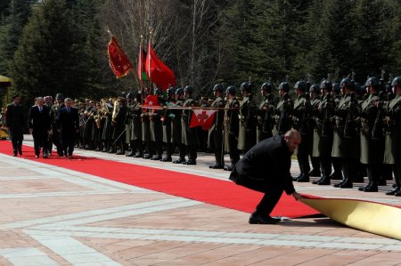 Köşkte Kral Abdullah’ı karşılamada rüzgar halıyı uçuruyordu