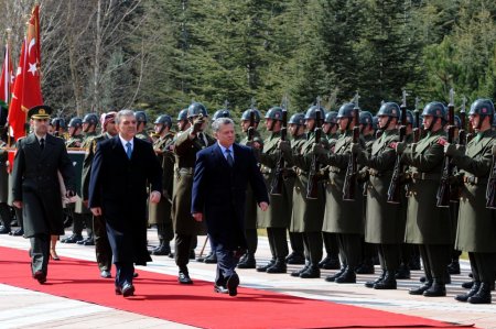 Köşkte Kral Abdullah’ı karşılamada rüzgar halıyı uçuruyordu