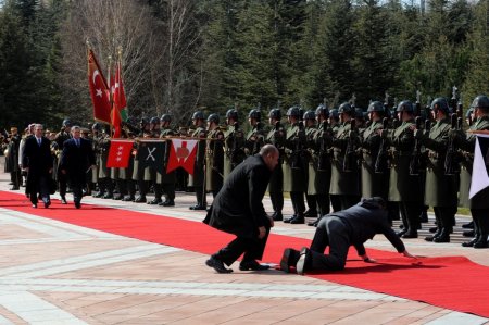 Köşkte Kral Abdullah’ı karşılamada rüzgar halıyı uçuruyordu