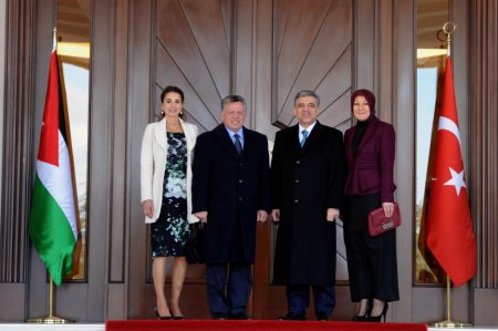 Köşkte Kral Abdullah’ı karşılamada rüzgar halıyı uçuruyordu