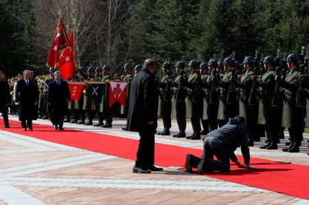 Köşkte Kral Abdullah’ı karşılamada rüzgar halıyı uçuruyordu
