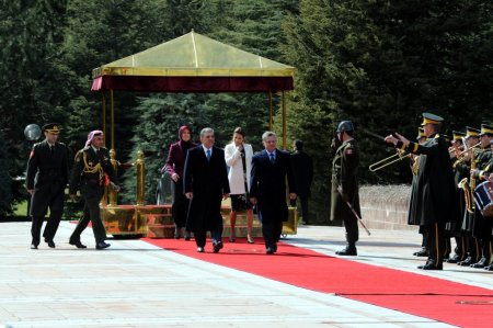 Köşkte Kral Abdullah’ı karşılamada rüzgar halıyı uçuruyordu
