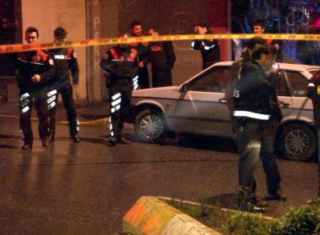 Kovalamacayı İzlerken Pencereye Çıktı, Serseri Kurşunla Yaralandı