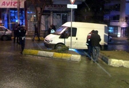 Kovalamacayı İzlerken Pencereye Çıktı, Serseri Kurşunla Yaralandı