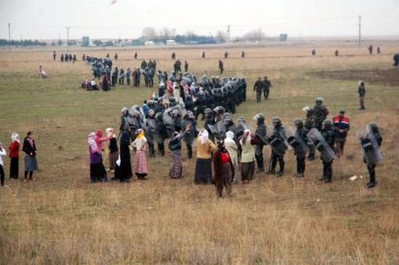 Köy Ağası Topraklarını Jandarma Eşliğinde Sürdü