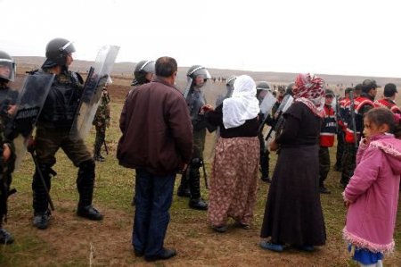 Köy Ağası Topraklarını Jandarma Eşliğinde Sürdü