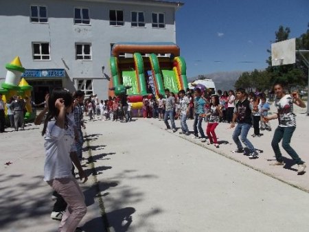 Köy çocukları şenlikte gönüllerince eğlendi