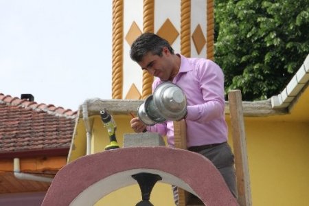 Köy imamı, caminin her eksiğini kendisi gideriyor