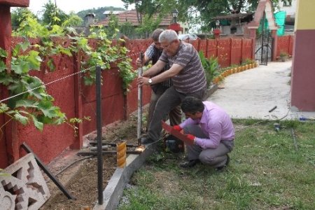 Köy imamı, caminin her eksiğini kendisi gideriyor