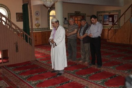 Köy imamı, caminin her eksiğini kendisi gideriyor