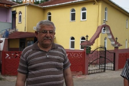 Köy imamı, caminin her eksiğini kendisi gideriyor