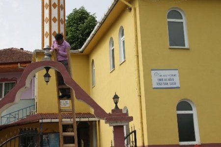 Köy imamı, caminin her eksiğini kendisi gideriyor