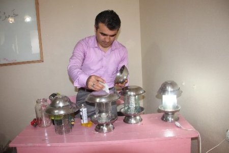 Köy imamı, caminin her eksiğini kendisi gideriyor