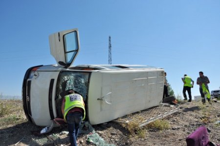 Köy Minibüsü Devrildi, 6 Kişi Yaralandı