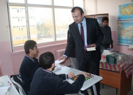 Köy öğrencilerine kitap dağıtıldı