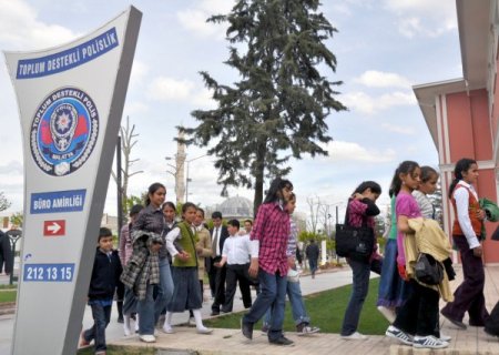 Köy Okullarında Okuyan Öğrenciler İlk Kez Sinema Gördü
