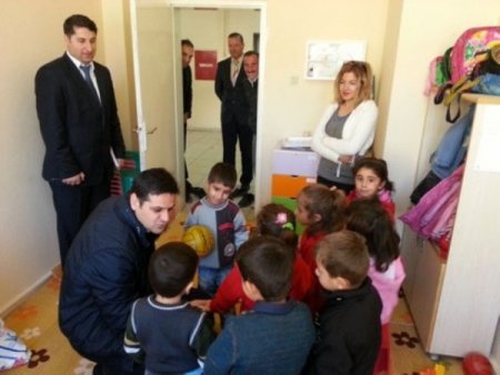 Köy okullarını ziyaret eden Uludere Kaymakamı, öğrencilere hediye verdi