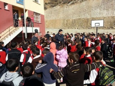Köy okullarını ziyaret eden Uludere Kaymakamı, öğrencilere hediye verdi