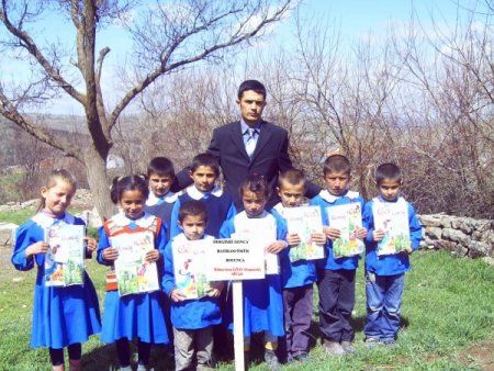 Köy Okulu Öğrencileri, Gonca Dergisi'nin Verdiği Fidanları Dikti