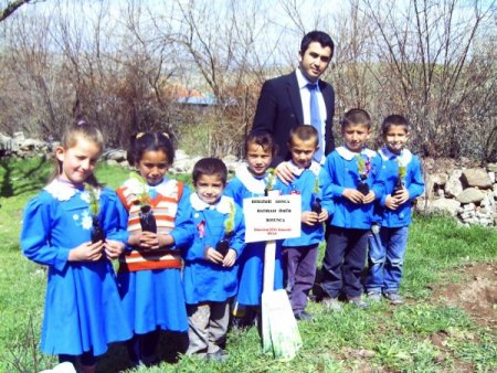 Köy Okulu Öğrencileri, Gonca Dergisi'nin Verdiği Fidanları Dikti