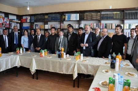 Köy okuluna 4 bin ciltlik modern kütüphane kuruldu