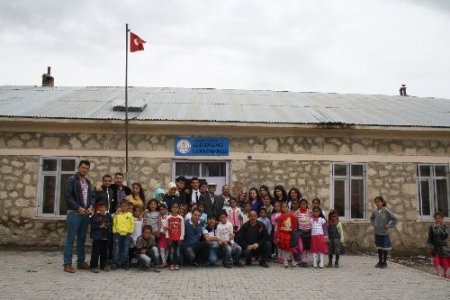 Köy okuluna kütüphane kurdular (Özel)