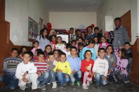 Köy okuluna kütüphane kurdular (Özel)