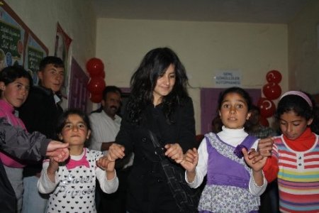 Köy okuluna kütüphane kurdular (Özel)