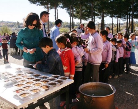 Köy okulundan vatandaşa aşure ikramı
