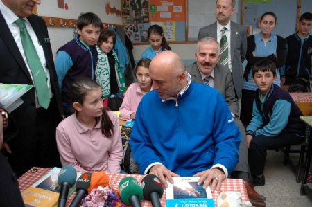 Köy okulunu gezen Hikmet Karaman, üniforması yırtık öğrenciyi görünce duygulandı