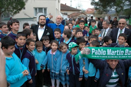 Köy okulunu gezen Hikmet Karaman, üniforması yırtık öğrenciyi görünce duygulandı