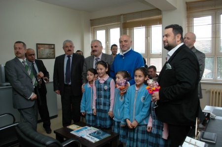 Köy okulunu gezen Hikmet Karaman, üniforması yırtık öğrenciyi görünce duygulandı