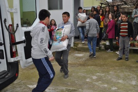 Köy okulunun öğrencileri Suriyeli kardeşleri için 2 ton yardım topladı