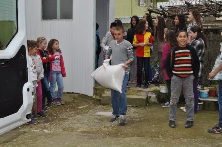 Köy okulunun öğrencileri Suriyeli kardeşleri için 2 ton yardım topladı