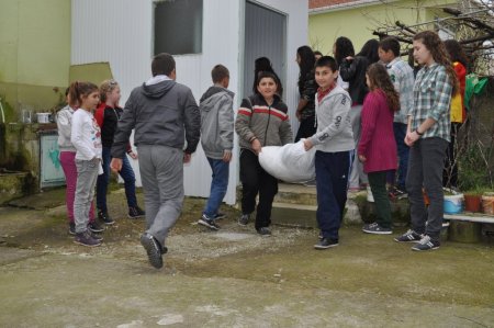 Köy okulunun öğrencileri Suriyeli kardeşleri için 2 ton yardım topladı