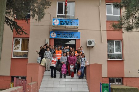 Köy okulunun öğrencileri Suriyeli kardeşleri için 2 ton yardım topladı