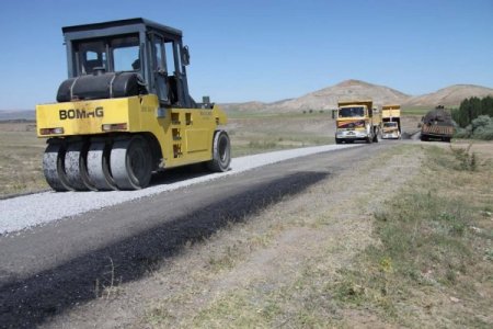 Köy Yollarında Sıcak Asfalt Hazırlığı