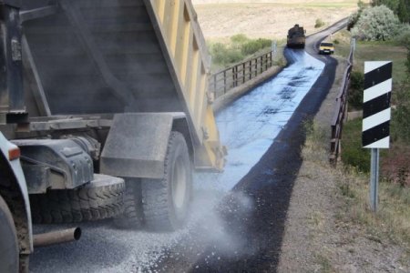 Köy Yollarında Sıcak Asfalt Hazırlığı