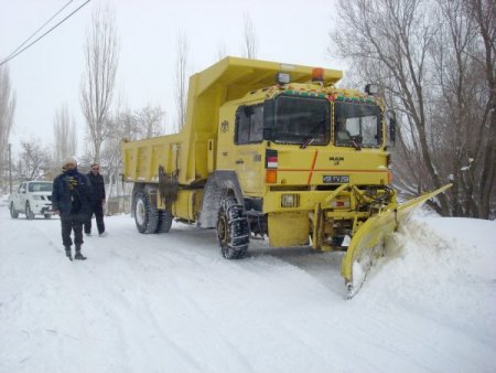 Köy yollarını açan özel idare ekipleri diyaliz hastalarını hastaneye ulaştırdı