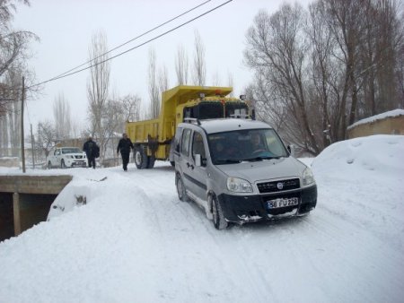 Köy yollarını açan özel idare ekipleri diyaliz hastalarını hastaneye ulaştırdı