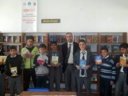 Köyde Okuyan Çocuklar Öğretmenlerinin Sayesinde Kütüphaneye Kavuştu