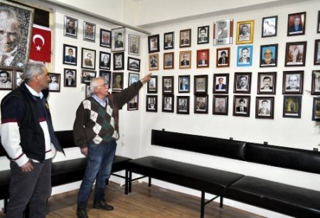 Köyde ölenlerin fotoğraflarını toplayıp sergi açtı