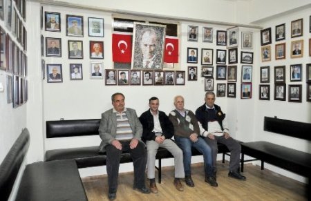 Köyde ölenlerin fotoğraflarını toplayıp sergi açtı