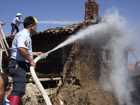 Köyde Yangın Çıktı, Felçli Hastayı Yanmaktan İtfaiye Kurtardı