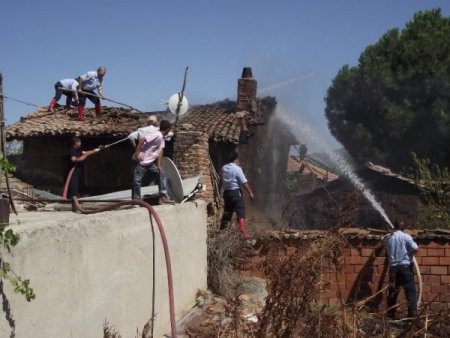 Köyde Yangın Çıktı, Felçli Hastayı Yanmaktan İtfaiye Kurtardı
