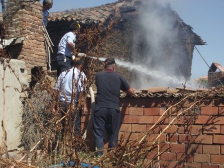 Köyde Yangın Çıktı, Felçli Hastayı Yanmaktan İtfaiye Kurtardı
