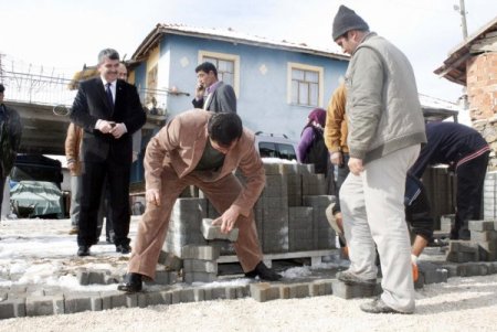 Köye Parke Taşı Döşenince, Köylünün Ayağı Çamurdan Kurtuldu